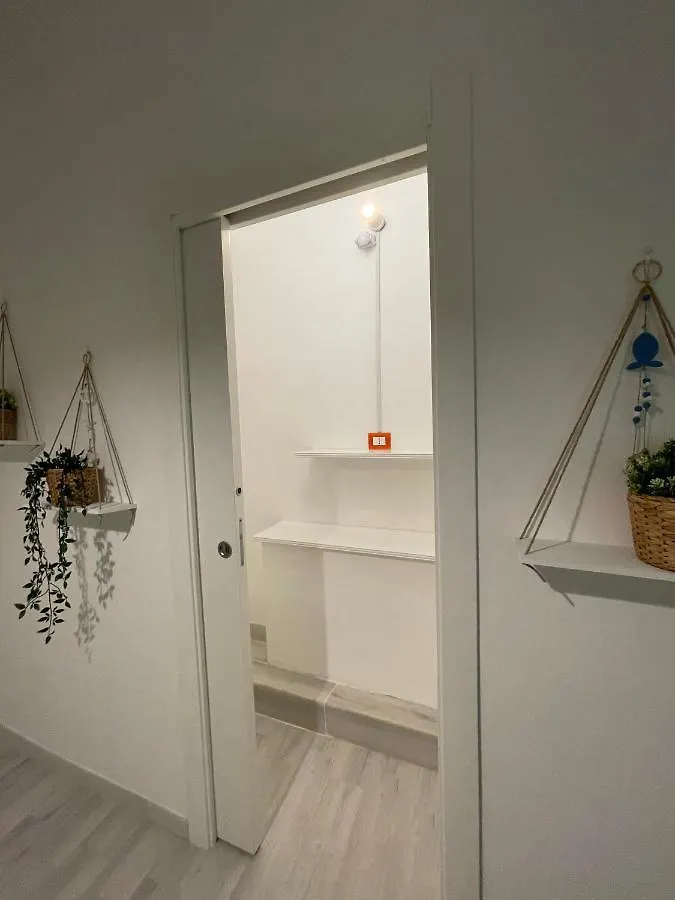 Arco Di Levante Alle Colonne Bari 0*,  Włochy